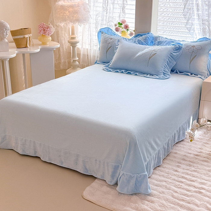 91家纺网 家纺一手货源 找家纺 梦纤绒 2025秋冬新款230g高克重韩版立体盘花牛奶蚕丝绒绣花四件套-洛丽塔 洛丽塔-婴儿蓝