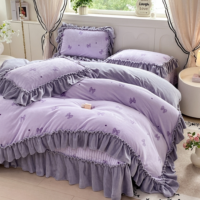 91家纺网 家纺一手货源 找家纺 大麦家纺 2025新款高克重牛奶绒花边床盖四件套 蝴蝶结紫色