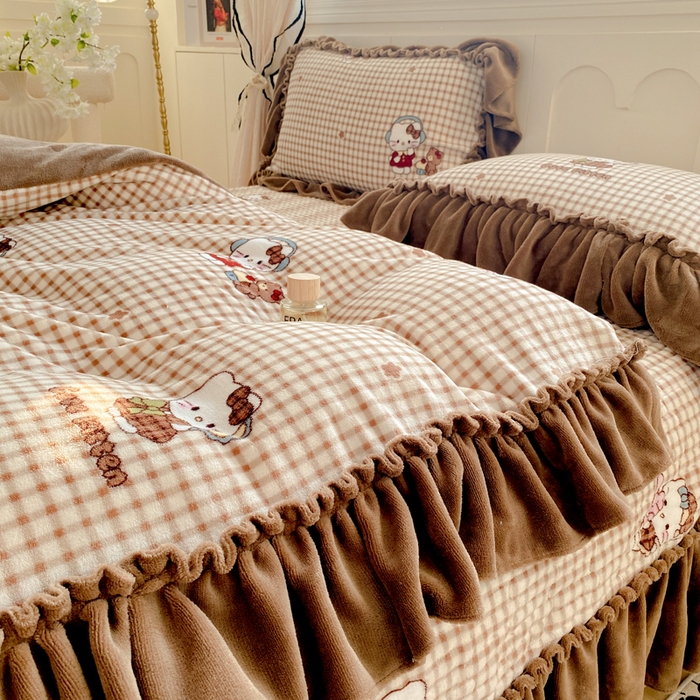 91家纺网 家纺一手货源 找家纺 大麦家纺 2025新款高克重牛奶绒花边床盖四件套 美拉德猫