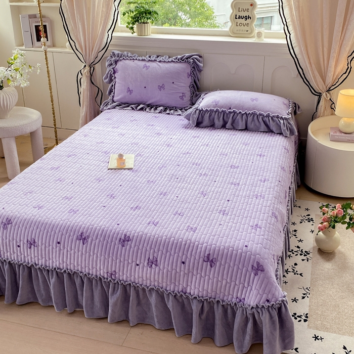 91家纺网 家纺一手货源 找家纺 大麦家纺 2025新款高克重牛奶绒花边床盖四件套 蝴蝶结紫色