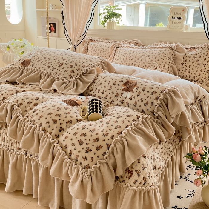 91家纺网 家纺一手货源 找家纺 大麦家纺 2025新款高克重牛奶绒花边床盖四件套 织梦空间