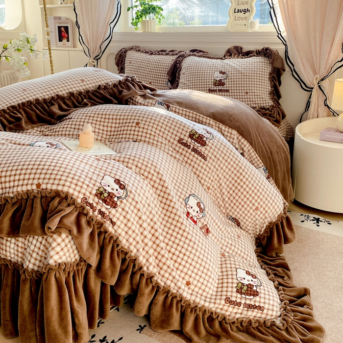 91家纺网 家纺一手货源 找家纺 大麦家纺 2025新款高克重牛奶绒花边床盖四件套 美拉德猫