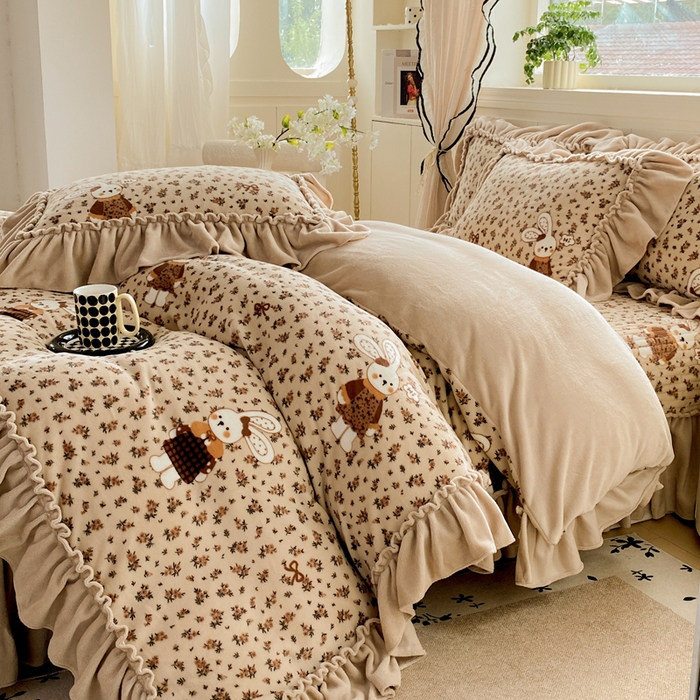 91家纺网 家纺一手货源 找家纺 大麦家纺 2025新款高克重牛奶绒花边床盖四件套 织梦空间