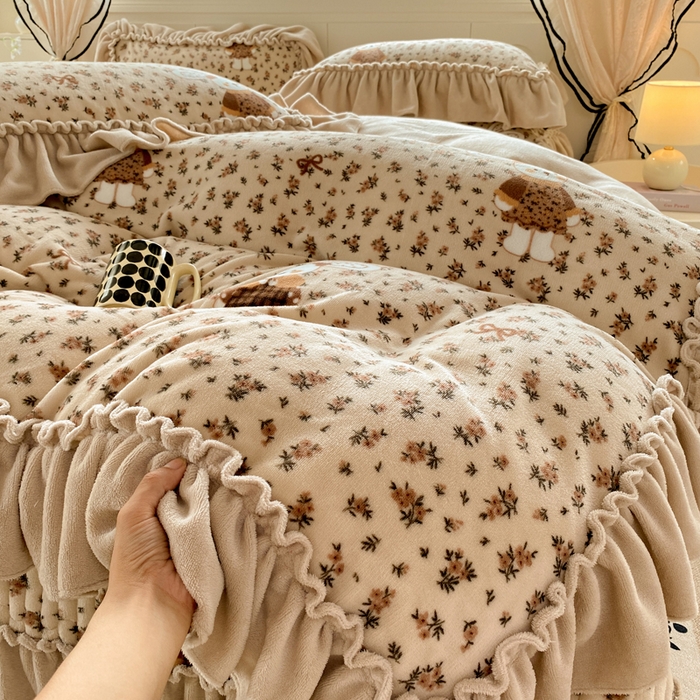 91家纺网 家纺一手货源 找家纺 大麦家纺 2025新款高克重牛奶绒花边床盖四件套 织梦空间