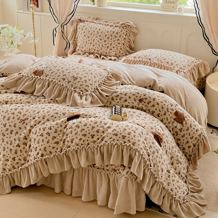 91家纺网 家纺一手货源 找家纺 大麦家纺 2025新款高克重牛奶绒花边床盖四件套 织梦空间