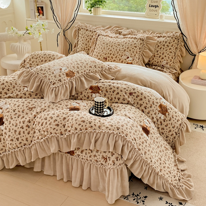 91家纺网 家纺一手货源 找家纺 大麦家纺 2025新款高克重牛奶绒花边床盖四件套 织梦空间