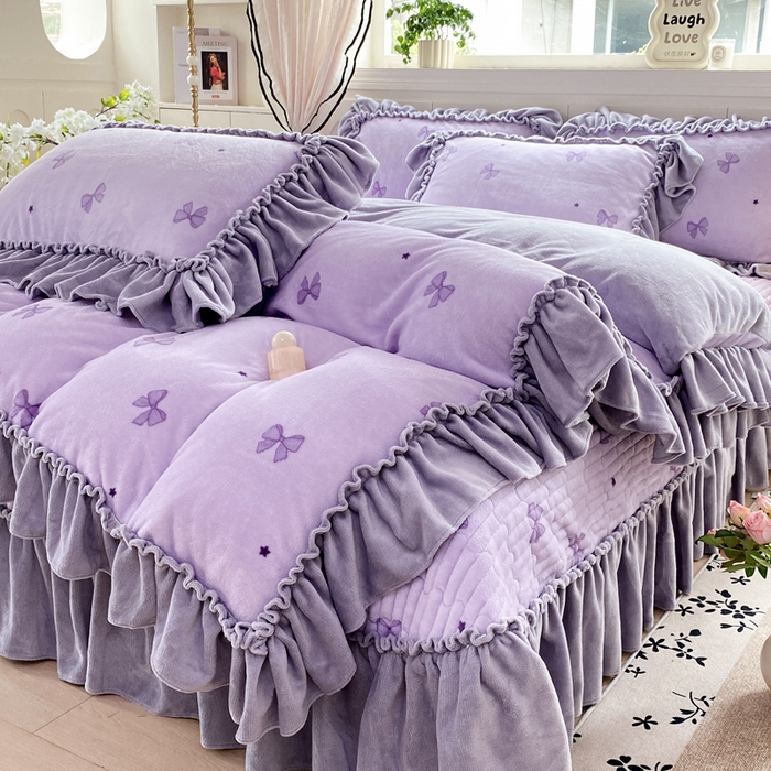 91家纺网 家纺一手货源 找家纺 大麦家纺 2025新款高克重牛奶绒花边床盖四件套 蝴蝶结紫色