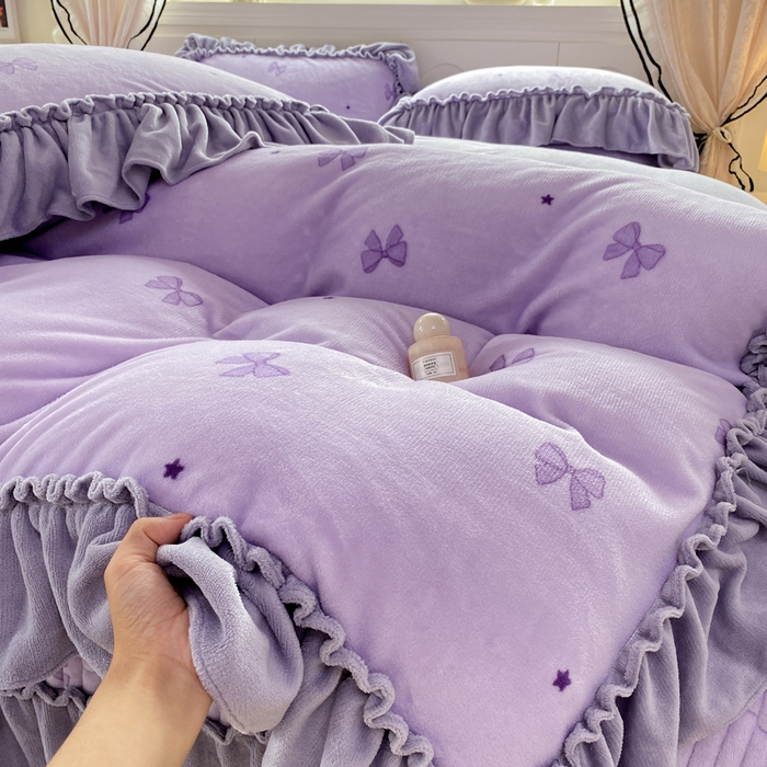 91家纺网 家纺一手货源 找家纺 大麦家纺 2025新款高克重牛奶绒花边床盖四件套 蝴蝶结紫色
