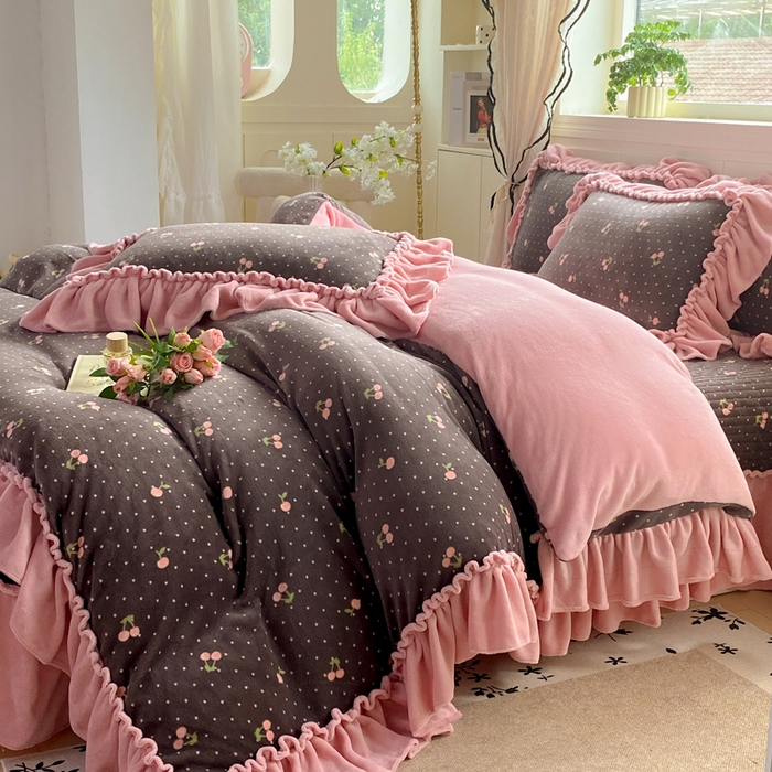 91家纺网 家纺一手货源 找家纺 大麦家纺 2025新款高克重牛奶绒花边床盖四件套 复古樱桃