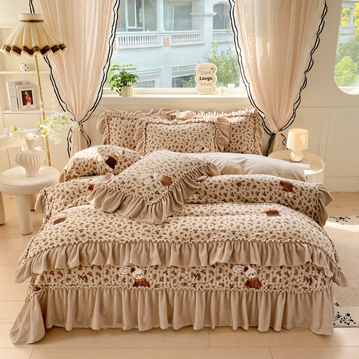 91家纺网 家纺一手货源 找家纺 大麦家纺 2025新款高克重牛奶绒花边床盖四件套 织梦空间