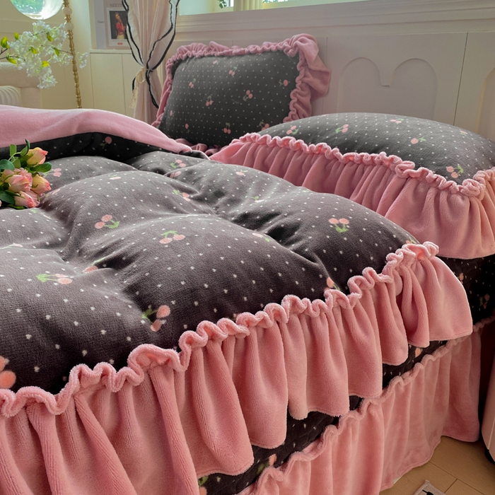 91家纺网 家纺一手货源 找家纺 大麦家纺 2025新款高克重牛奶绒花边床盖四件套 复古樱桃