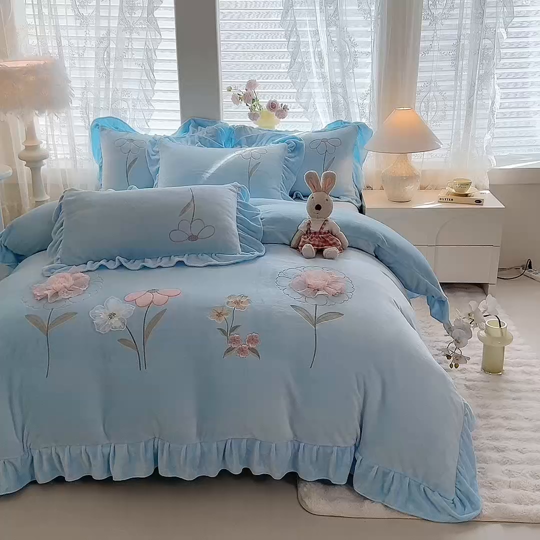 91家纺网 家纺一手货源 找家纺 梦纤绒 2025秋冬新款230g高克重韩版立体盘花牛奶蚕丝绒绣花四件套-洛丽塔 洛丽塔-婴儿蓝