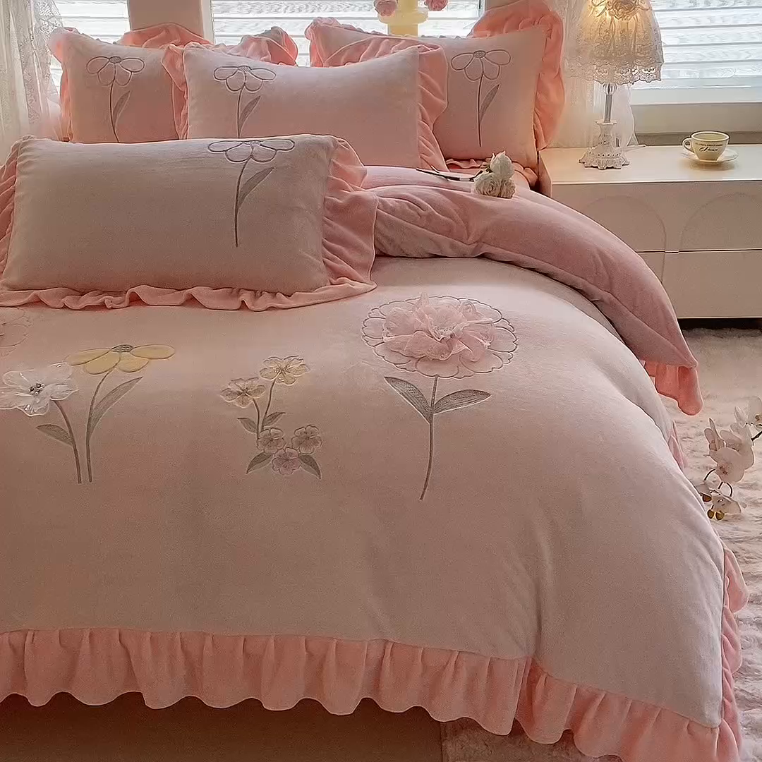 91家纺网 家纺一手货源 找家纺 梦纤绒 2025秋冬新款230g高克重韩版立体盘花牛奶蚕丝绒绣花四件套-洛丽塔 洛丽塔-珍珠粉