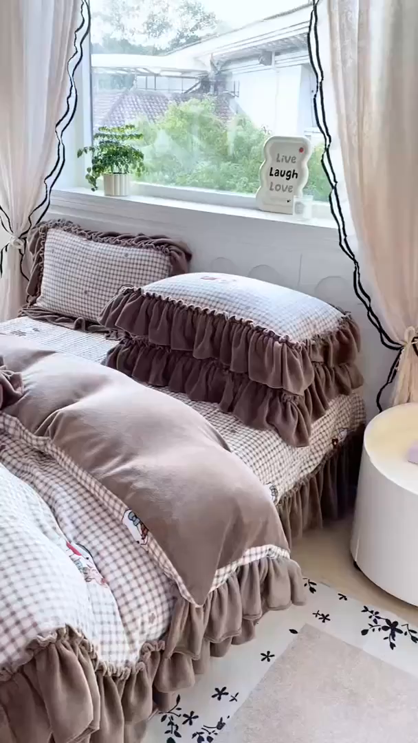 91家纺网 家纺一手货源 找家纺 大麦家纺 2025新款高克重牛奶绒花边床盖四件套 美拉德猫