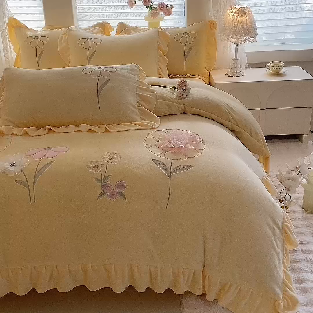 91家纺网 家纺一手货源 找家纺 （总）梦纤绒 2025秋冬新款230g高克重韩版立体盘花牛奶绒绣花四件套-洛丽塔