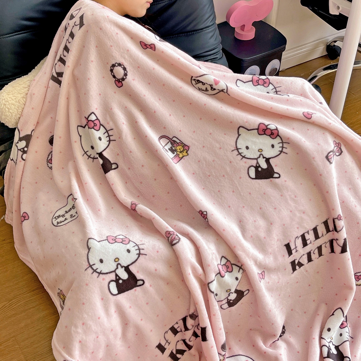 91家纺网 家纺一手货源 找家纺 耀悦家纺 2025秋冬新款正版授权三丽鸥高克重卡通牛奶绒毛毯多功能毯子盖毯 波点KT