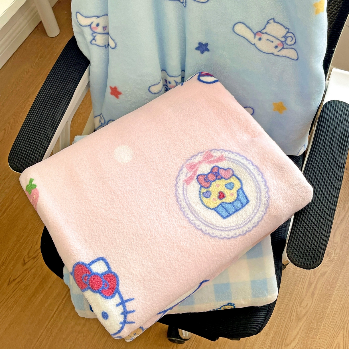 91家纺网 家纺一手货源 找家纺 耀悦家纺 2025秋冬新款正版授权三丽鸥高克重卡通牛奶绒毛毯多功能毯子盖毯 组合