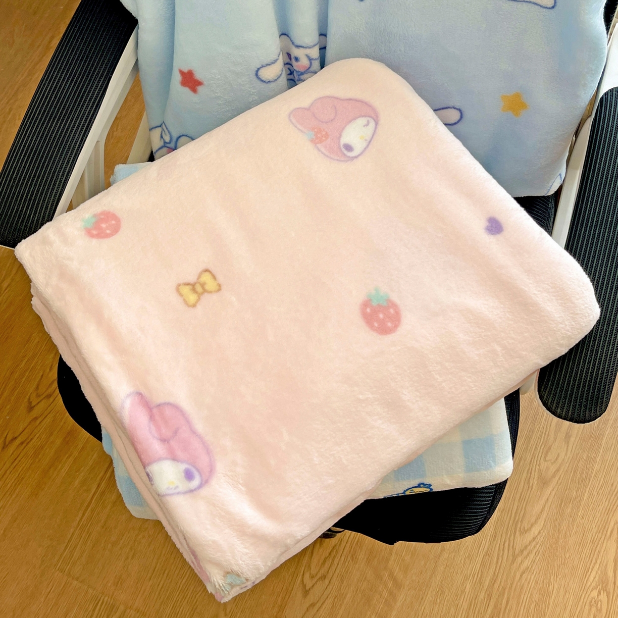 91家纺网 家纺一手货源 找家纺 耀悦家纺 2025秋冬新款正版授权三丽鸥高克重卡通牛奶绒毛毯多功能毯子盖毯 组合