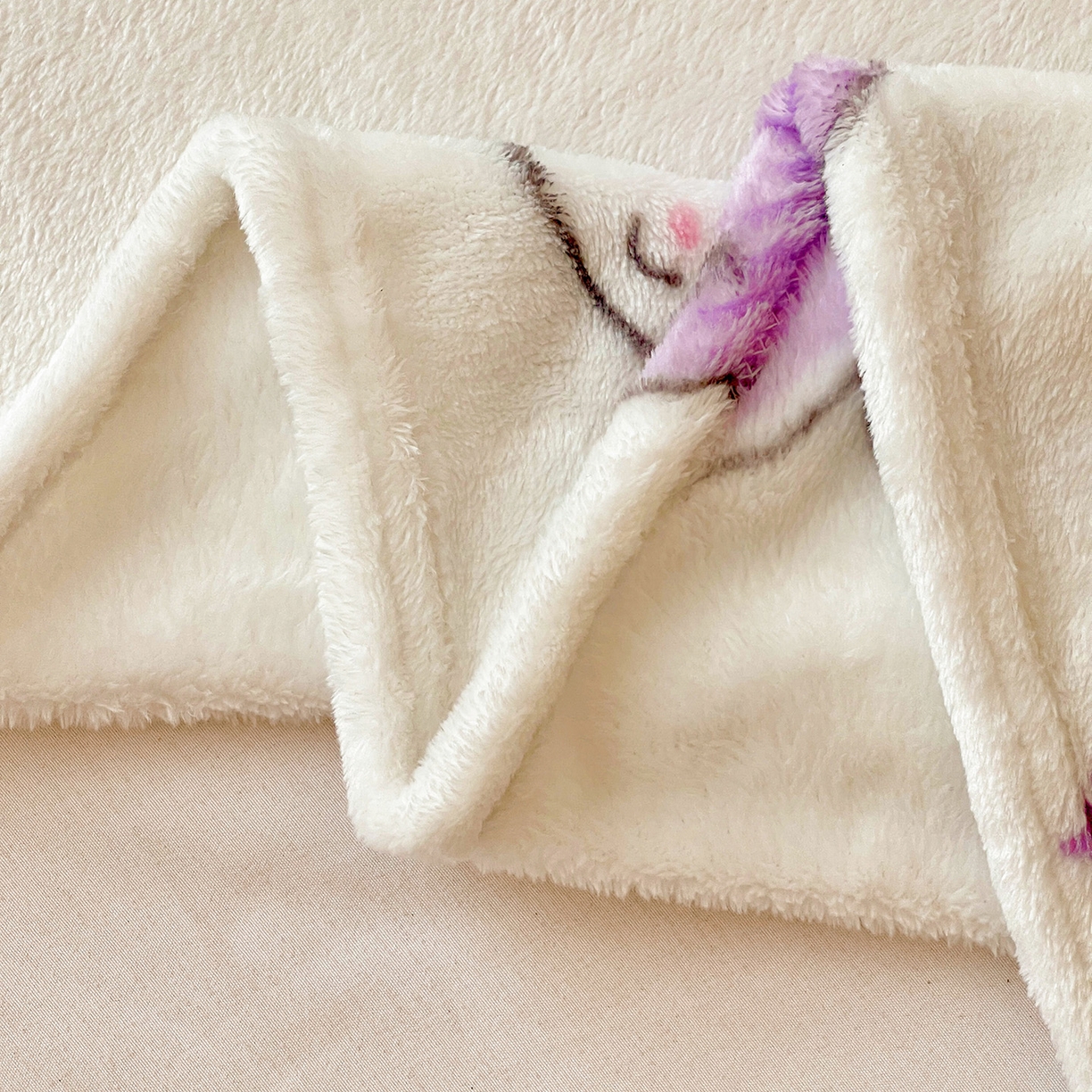 91家纺网 家纺一手货源 找家纺 耀悦家纺 2025秋冬新款正版授权三丽鸥高克重卡通牛奶绒毛毯多功能毯子盖毯 快乐心情库洛米