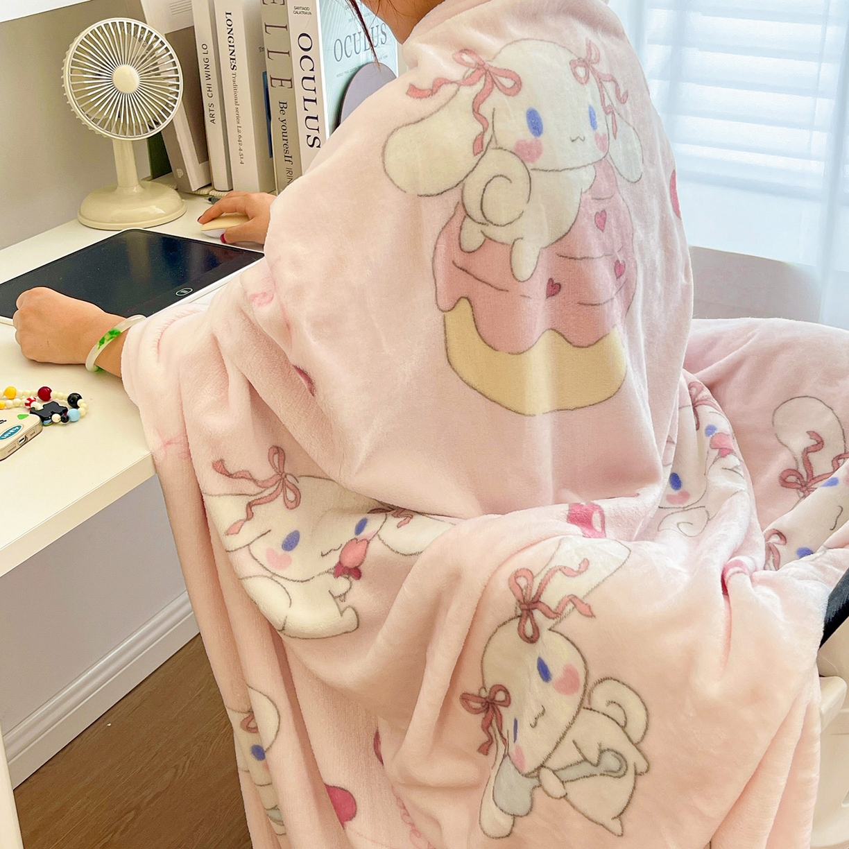 91家纺网 家纺一手货源 找家纺 耀悦家纺 2025秋冬新款正版授权三丽鸥高克重卡通牛奶绒毛毯多功能毯子盖毯 樱桃蛋糕玉桂狗