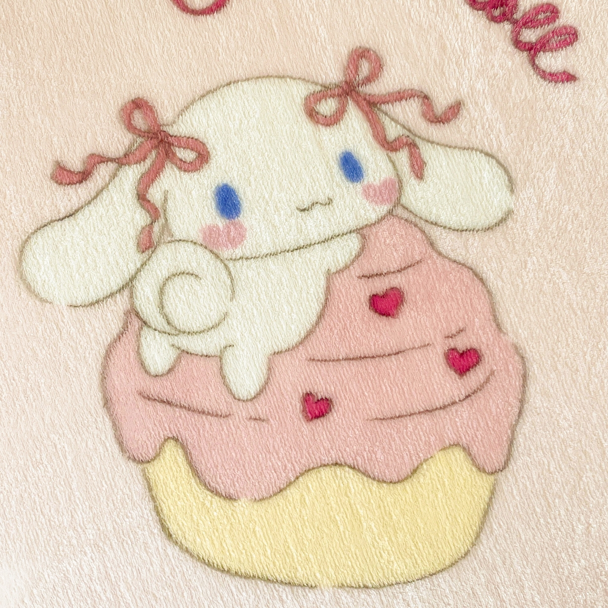 91家纺网 家纺一手货源 找家纺 耀悦家纺 2025秋冬新款正版授权三丽鸥高克重卡通牛奶绒毛毯多功能毯子盖毯 樱桃蛋糕玉桂狗