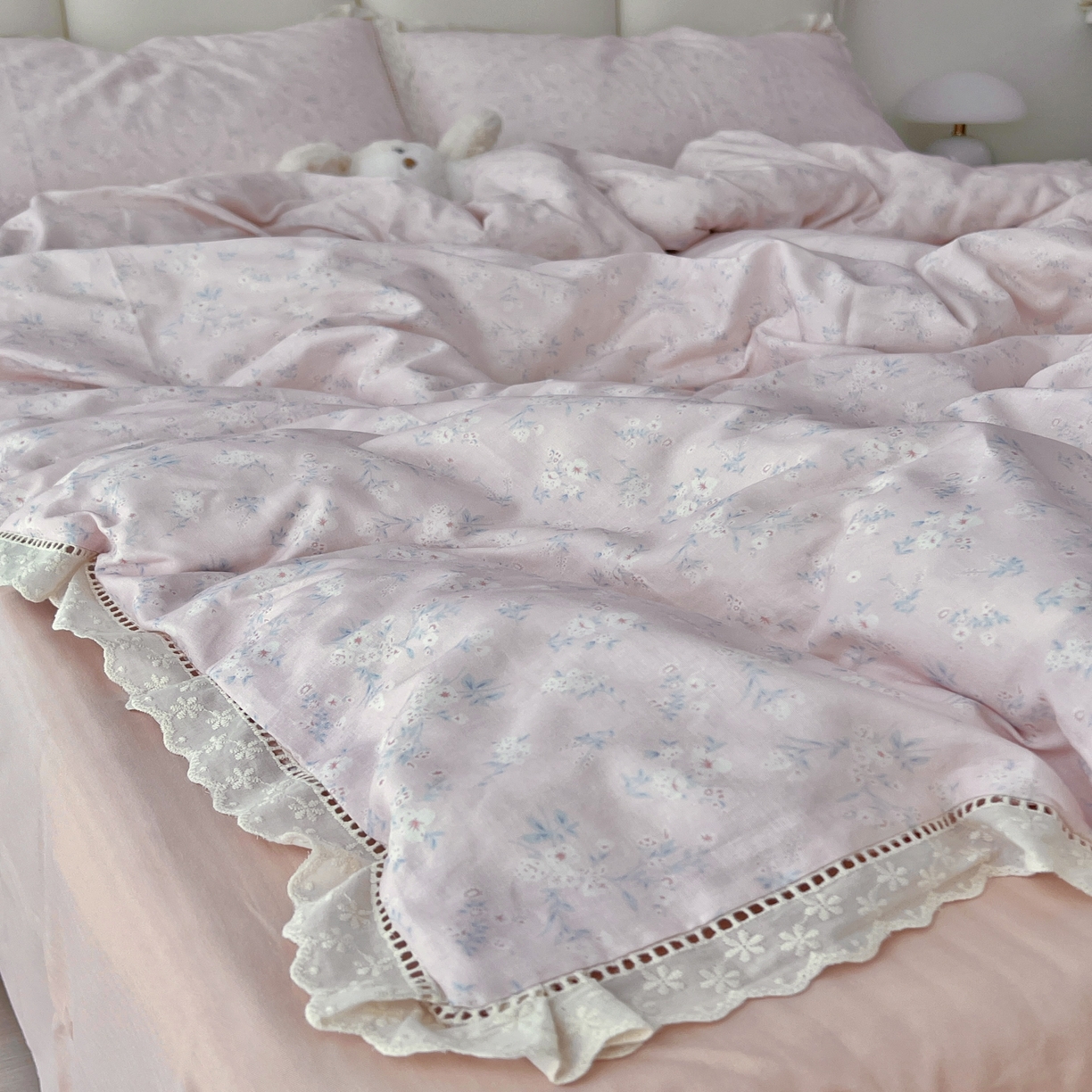 91家纺网 家纺一手货源 找家纺 荣轩2025新款全棉双层纱镂空花边工艺款四件套（铺床版）洛可可