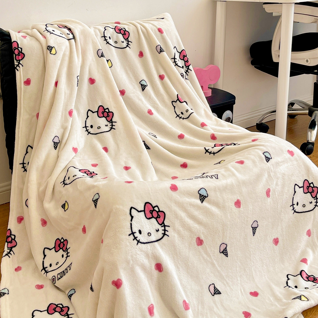 耀悦家纺 2025秋冬新款正版授权三丽鸥高克重卡通牛奶绒毛毯多功能毯子盖毯 Hello Kitty冰淇淋