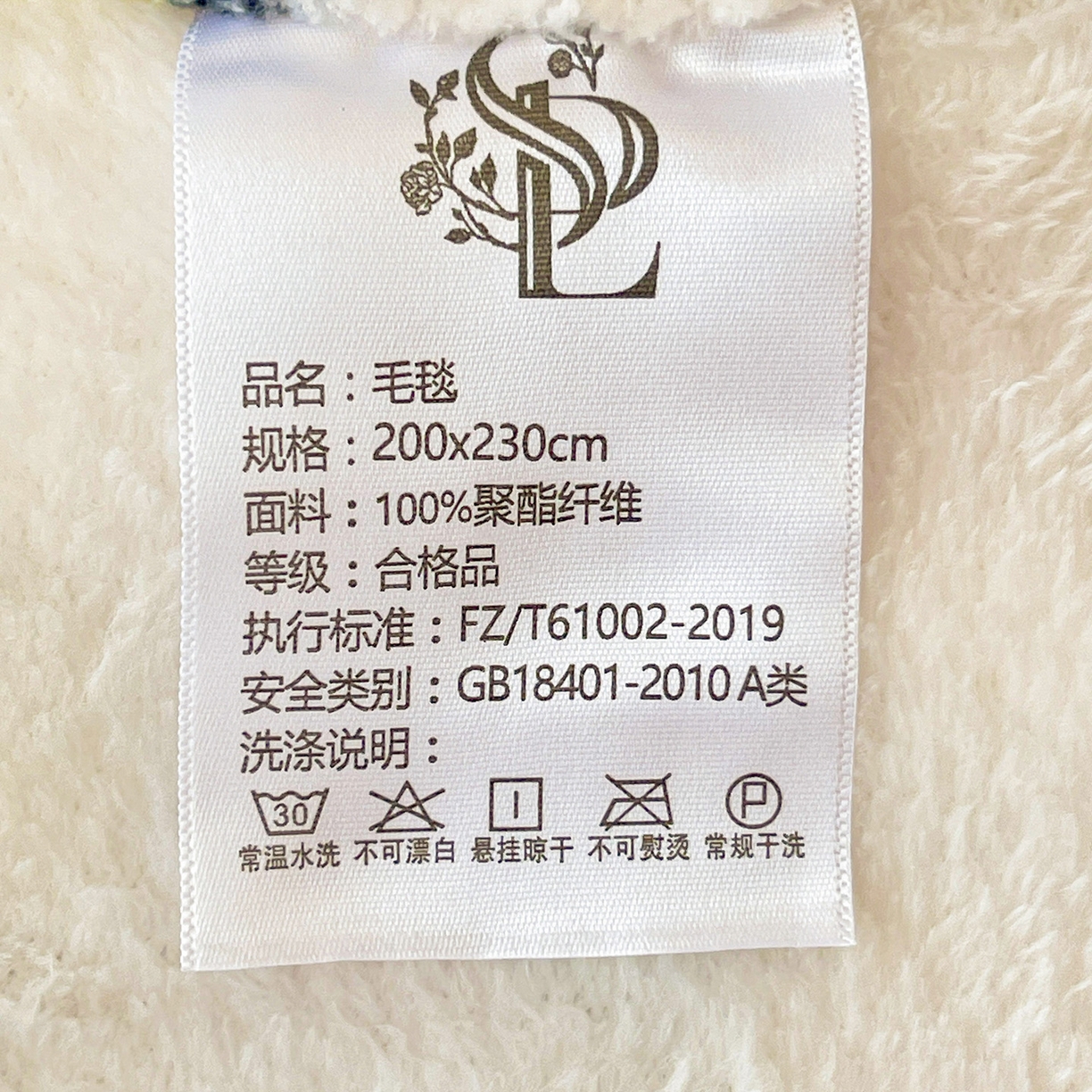 91家纺网 家纺一手货源 找家纺 耀悦家纺 2025秋冬新款正版授权三丽鸥高克重卡通牛奶绒毛毯多功能毯子盖毯 Hello Kitty冰淇淋