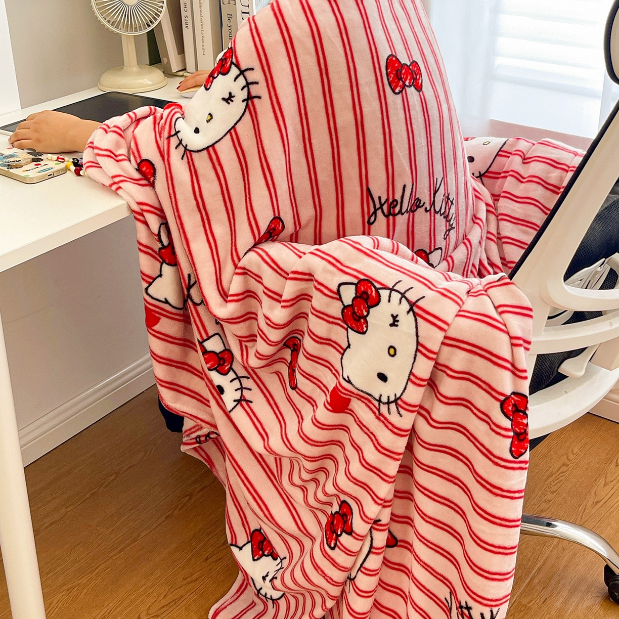 91家纺网 家纺一手货源 找家纺 耀悦家纺 2025秋冬新款正版授权三丽鸥高克重卡通牛奶绒毛毯多功能毯子盖毯 Hello Kitty红条纹