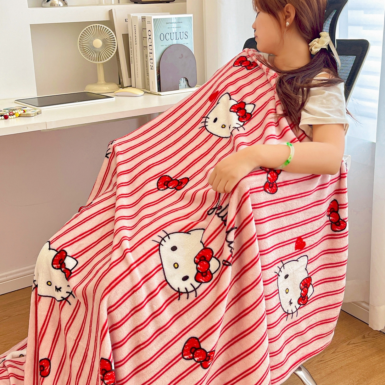91家纺网 家纺一手货源 找家纺 耀悦家纺 2025秋冬新款正版授权三丽鸥高克重卡通牛奶绒毛毯多功能毯子盖毯 Hello Kitty红条纹