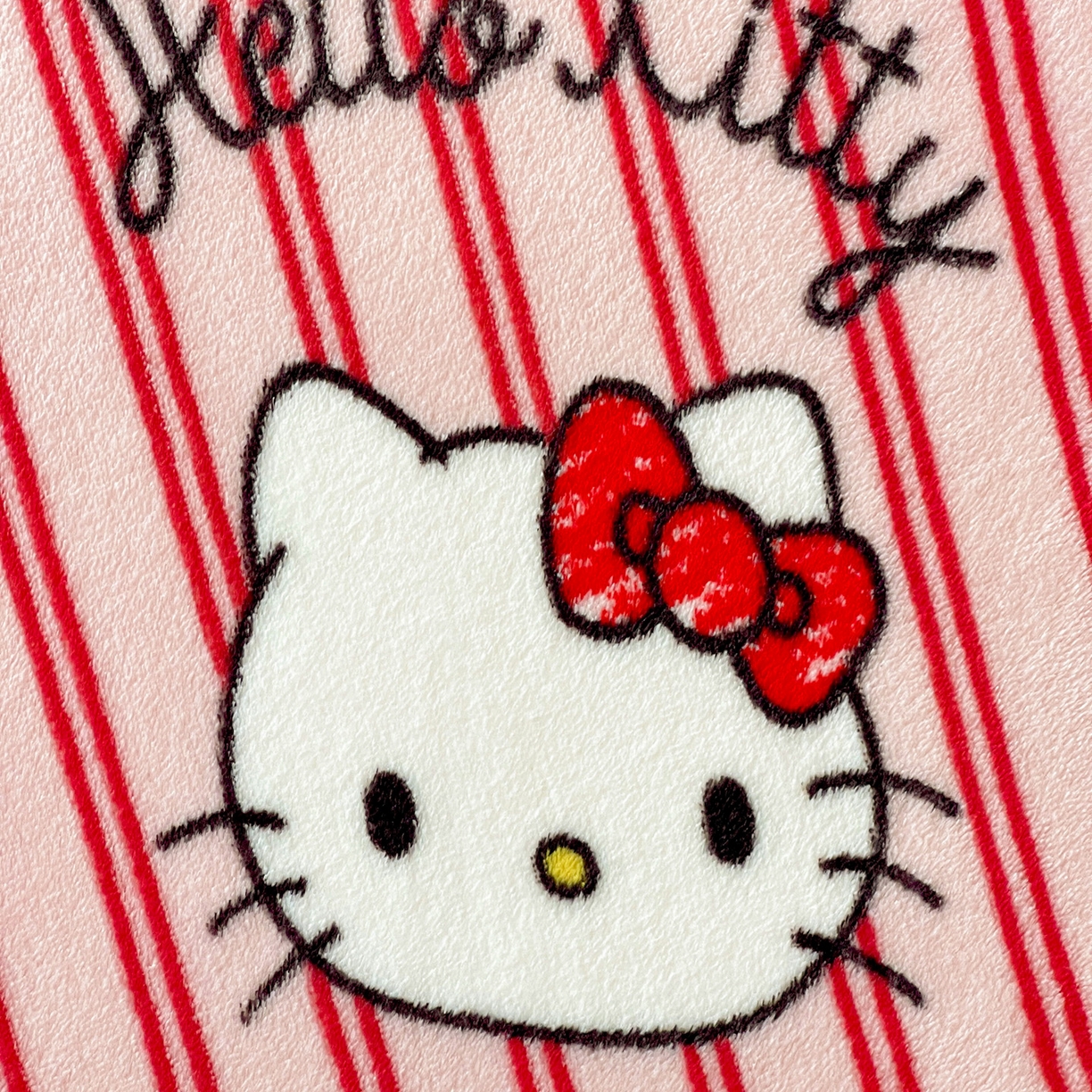 91家纺网 家纺一手货源 找家纺 耀悦家纺 2025秋冬新款正版授权三丽鸥高克重卡通牛奶绒毛毯多功能毯子盖毯 Hello Kitty红条纹
