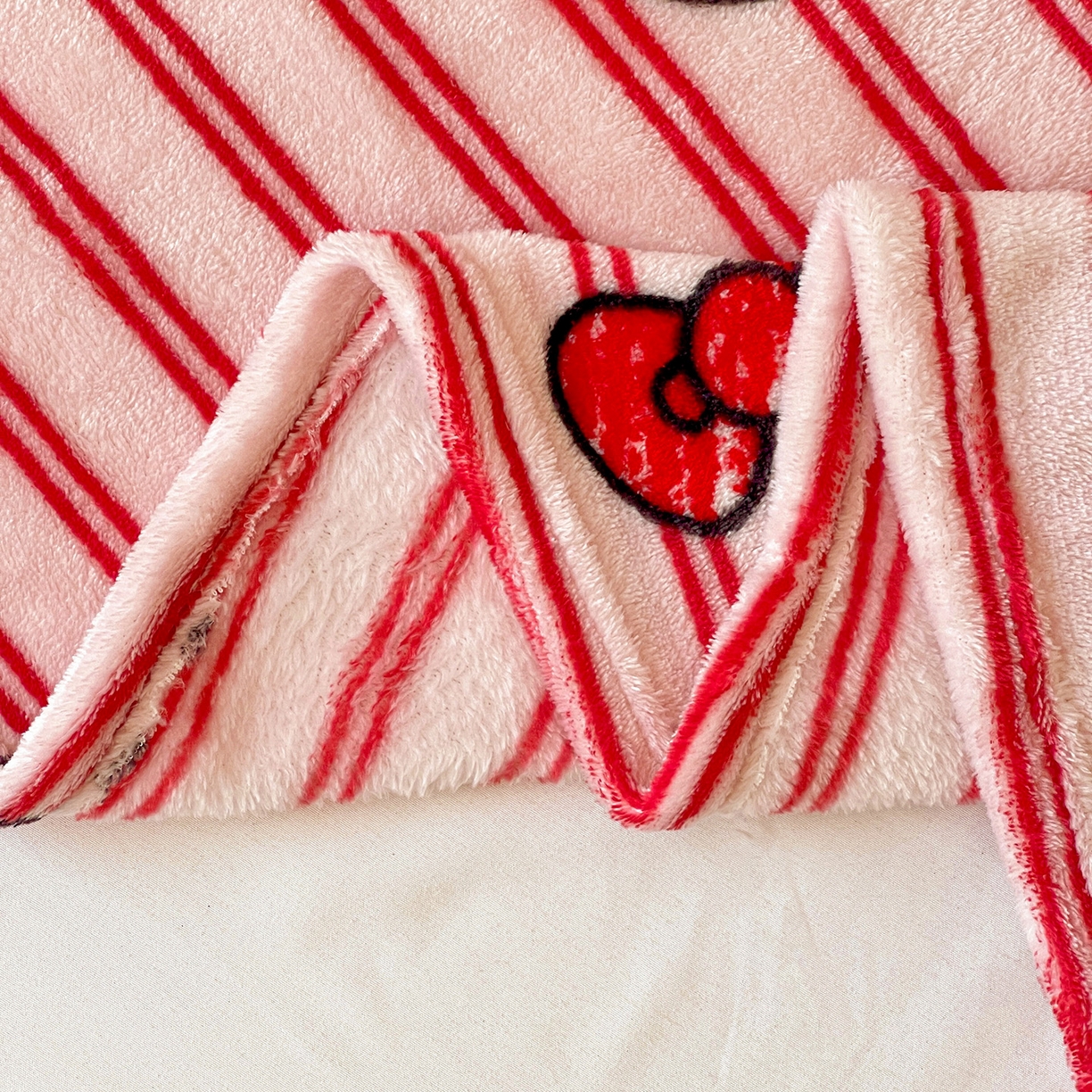 91家纺网 家纺一手货源 找家纺 耀悦家纺 2025秋冬新款正版授权三丽鸥高克重卡通牛奶绒毛毯多功能毯子盖毯 Hello Kitty红条纹