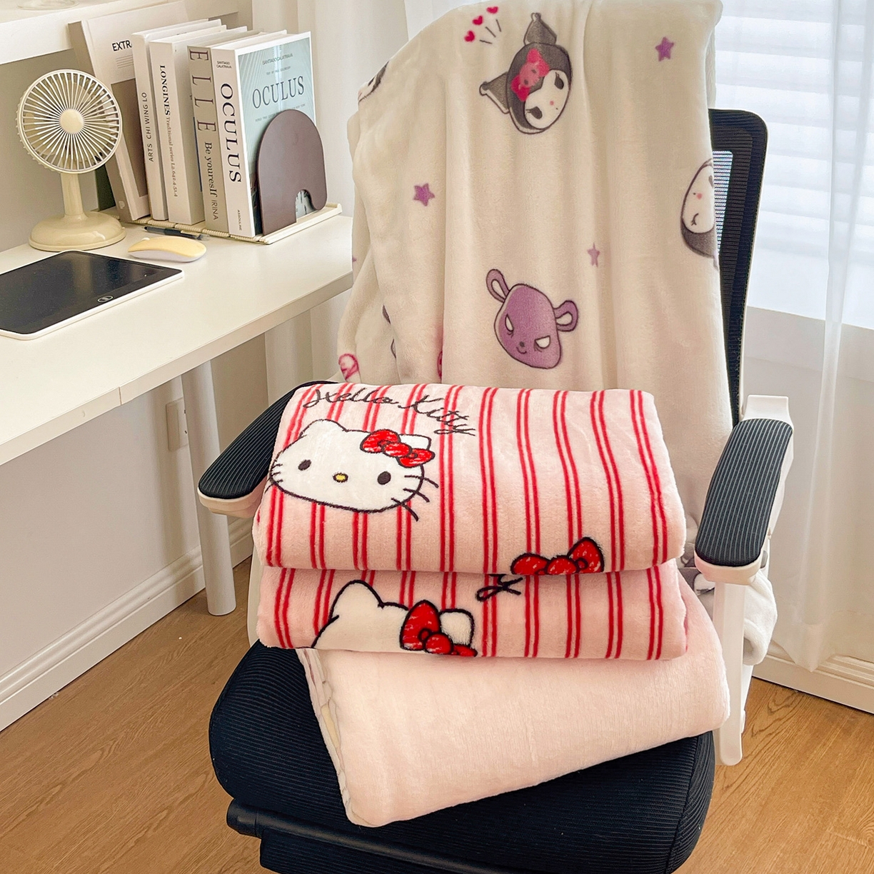 91家纺网 家纺一手货源 找家纺 耀悦家纺 2025秋冬新款正版授权三丽鸥高克重卡通牛奶绒毛毯多功能毯子盖毯 Hello Kitty红条纹