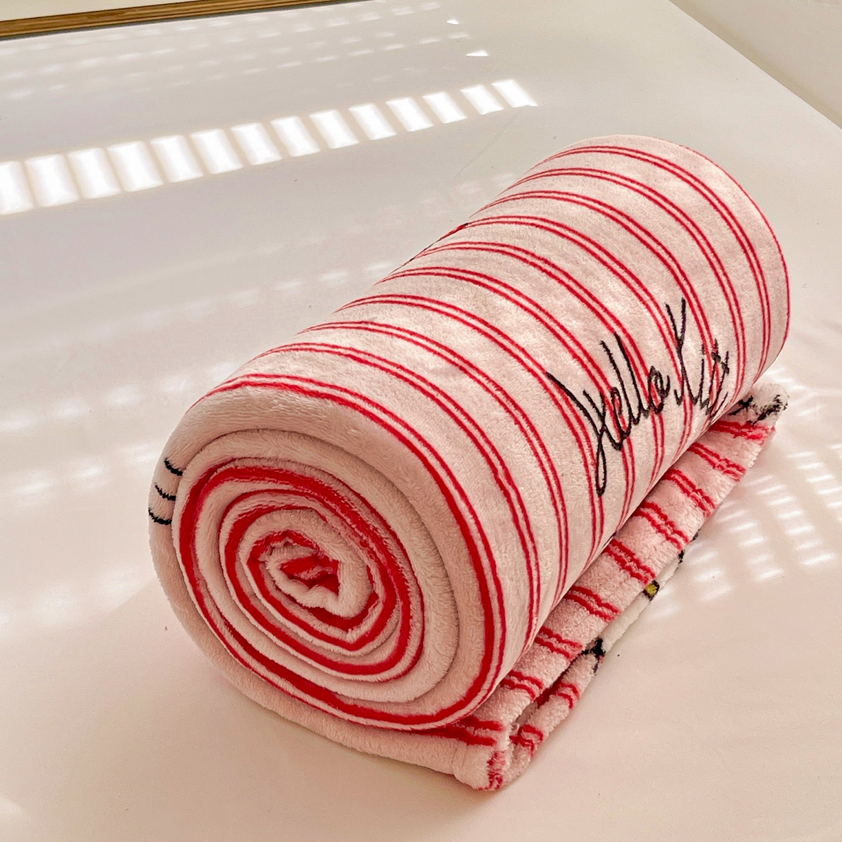 91家纺网 家纺一手货源 找家纺 耀悦家纺 2025秋冬新款正版授权三丽鸥高克重卡通牛奶绒毛毯多功能毯子盖毯 Hello Kitty红条纹