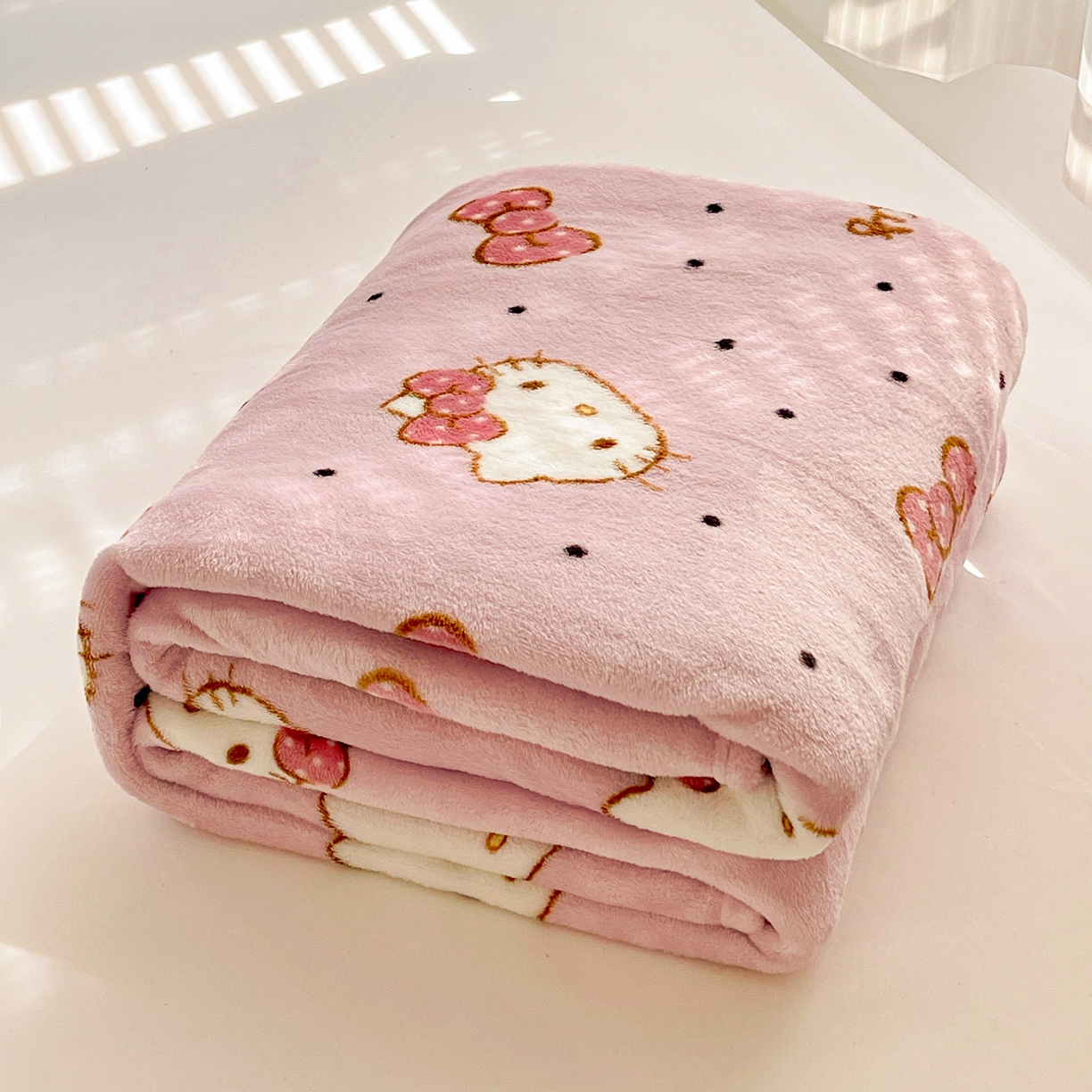 91家纺网 家纺一手货源 找家纺 耀悦家纺 2025秋冬新款正版授权三丽鸥高克重卡通牛奶绒毛毯多功能毯子盖毯 Hello Kitty蝴蝶结