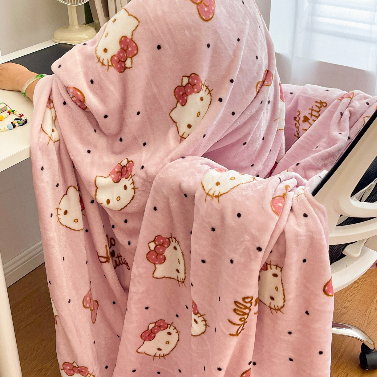 91家纺网 家纺一手货源 找家纺 耀悦家纺 2025秋冬新款正版授权三丽鸥高克重卡通牛奶绒毛毯多功能毯子盖毯 Hello Kitty蝴蝶结