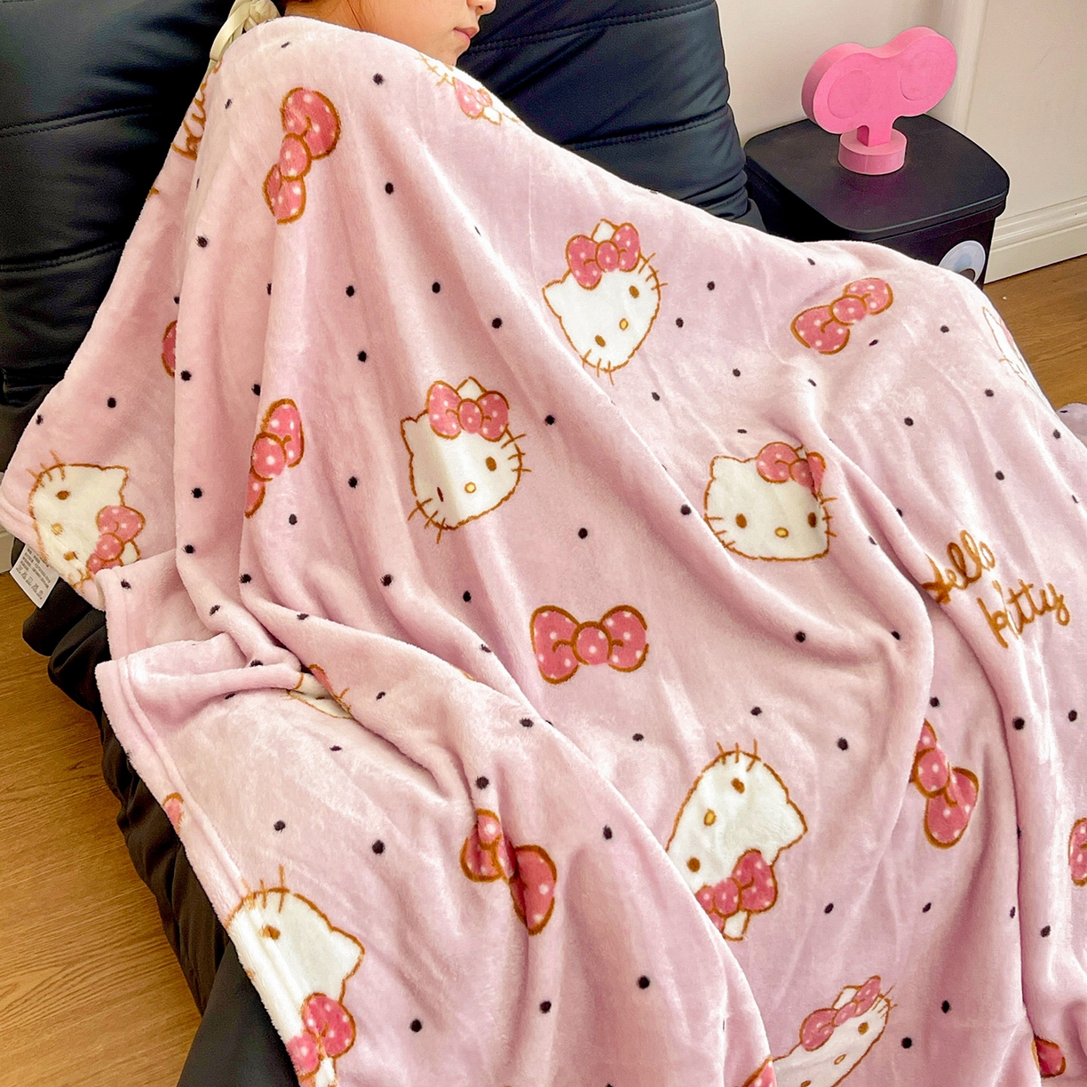 91家纺网 家纺一手货源 找家纺 耀悦家纺 2025秋冬新款正版授权三丽鸥高克重卡通牛奶绒毛毯多功能毯子盖毯 Hello Kitty蝴蝶结