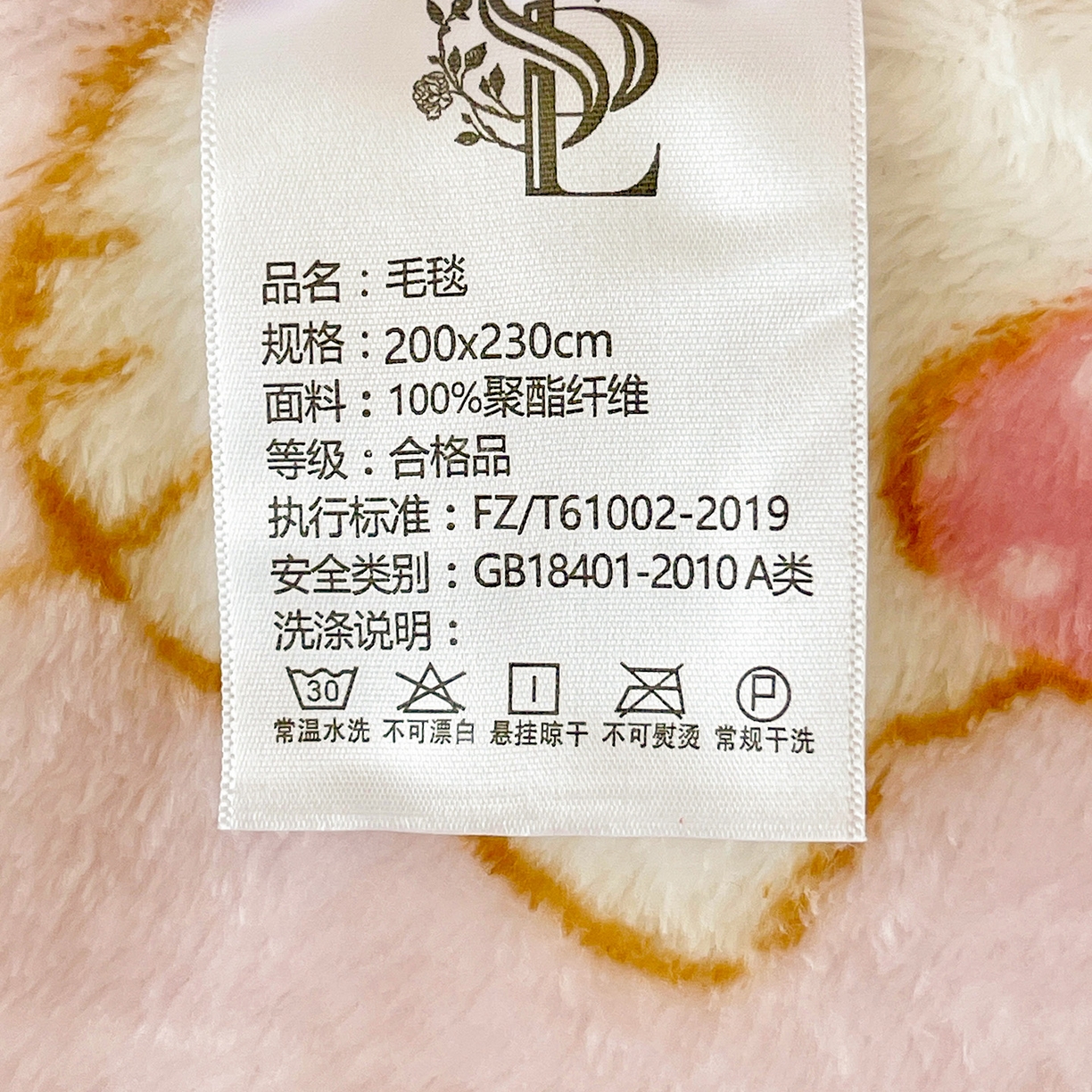 91家纺网 家纺一手货源 找家纺 耀悦家纺 2025秋冬新款正版授权三丽鸥高克重卡通牛奶绒毛毯多功能毯子盖毯 Hello Kitty蝴蝶结