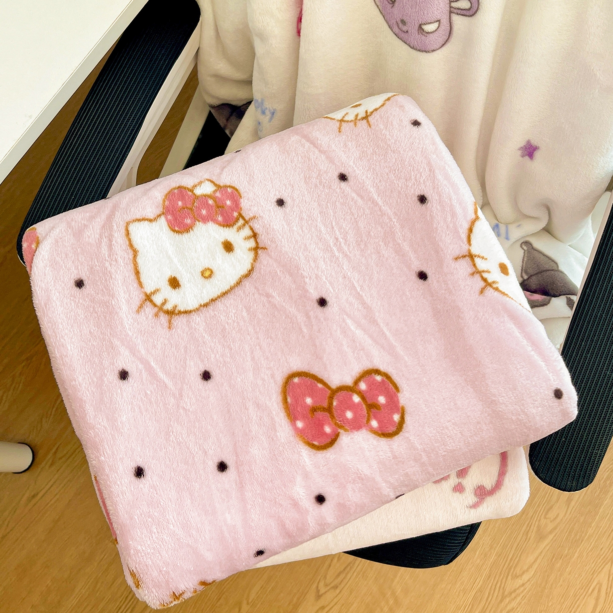 91家纺网 家纺一手货源 找家纺 耀悦家纺 2025秋冬新款正版授权三丽鸥高克重卡通牛奶绒毛毯多功能毯子盖毯 Hello Kitty蝴蝶结