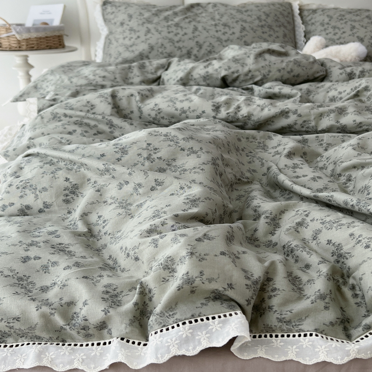 91家纺网 家纺一手货源 找家纺 荣轩2025新款全棉双层纱镂空花边工艺款四件套（铺床版）墨染