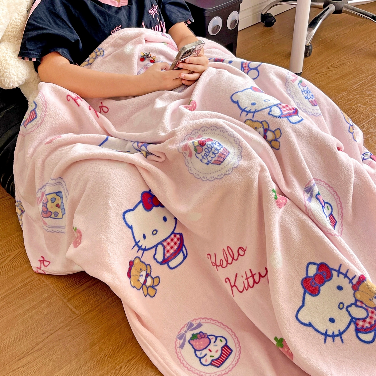 91家纺网 家纺一手货源 找家纺 耀悦家纺 2025秋冬新款正版授权三丽鸥高克重卡通牛奶绒毛毯多功能毯子盖毯 kt和熊