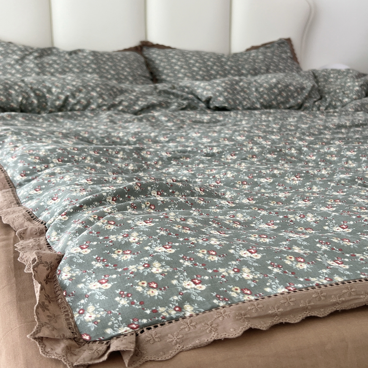 91家纺网 家纺一手货源 找家纺 荣轩2025新款全棉双层纱镂空花边工艺款四件套（铺床版）维多利亚蜜语 绿