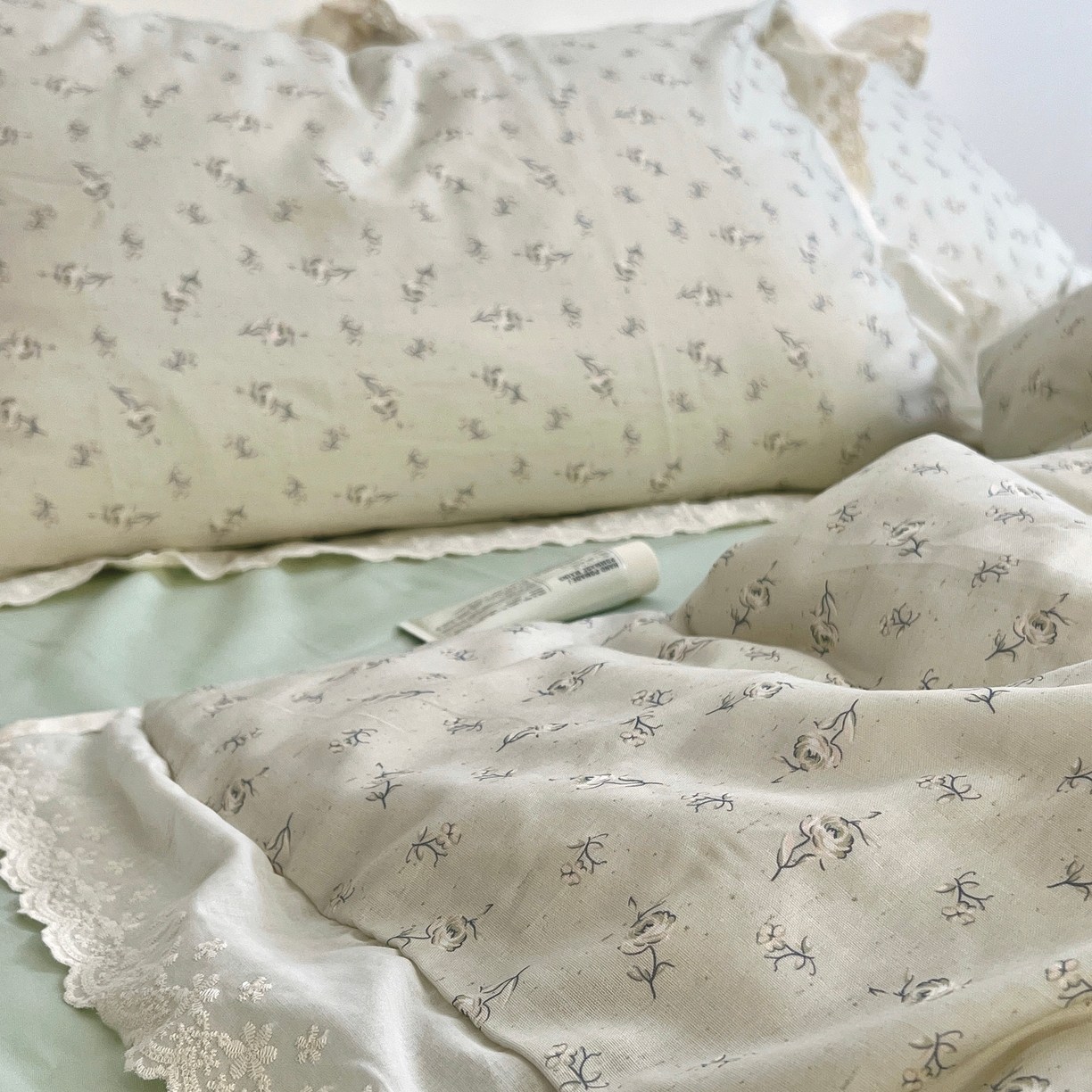 91家纺网 家纺一手货源 找家纺 （总）荣轩 2025新款全棉纯棉双层纱法式大花边工艺款四件套（铺床版）