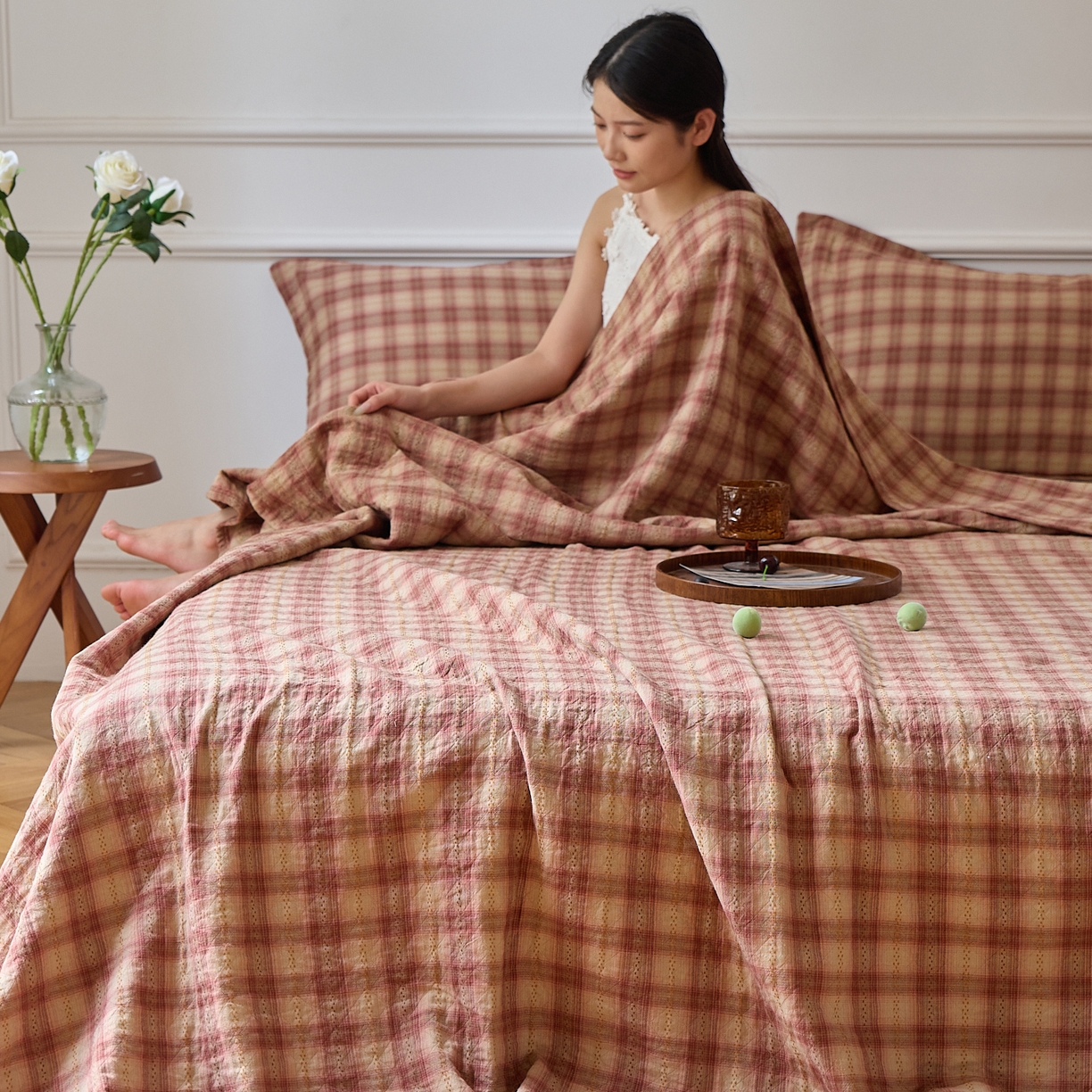 91家纺网 家纺一手货源 找家纺 沐瑟家纺 2025新款亲肤舒适色织提花纱布床盖三件套盖毯毯子-赫本系列 赫本-乌梅粉