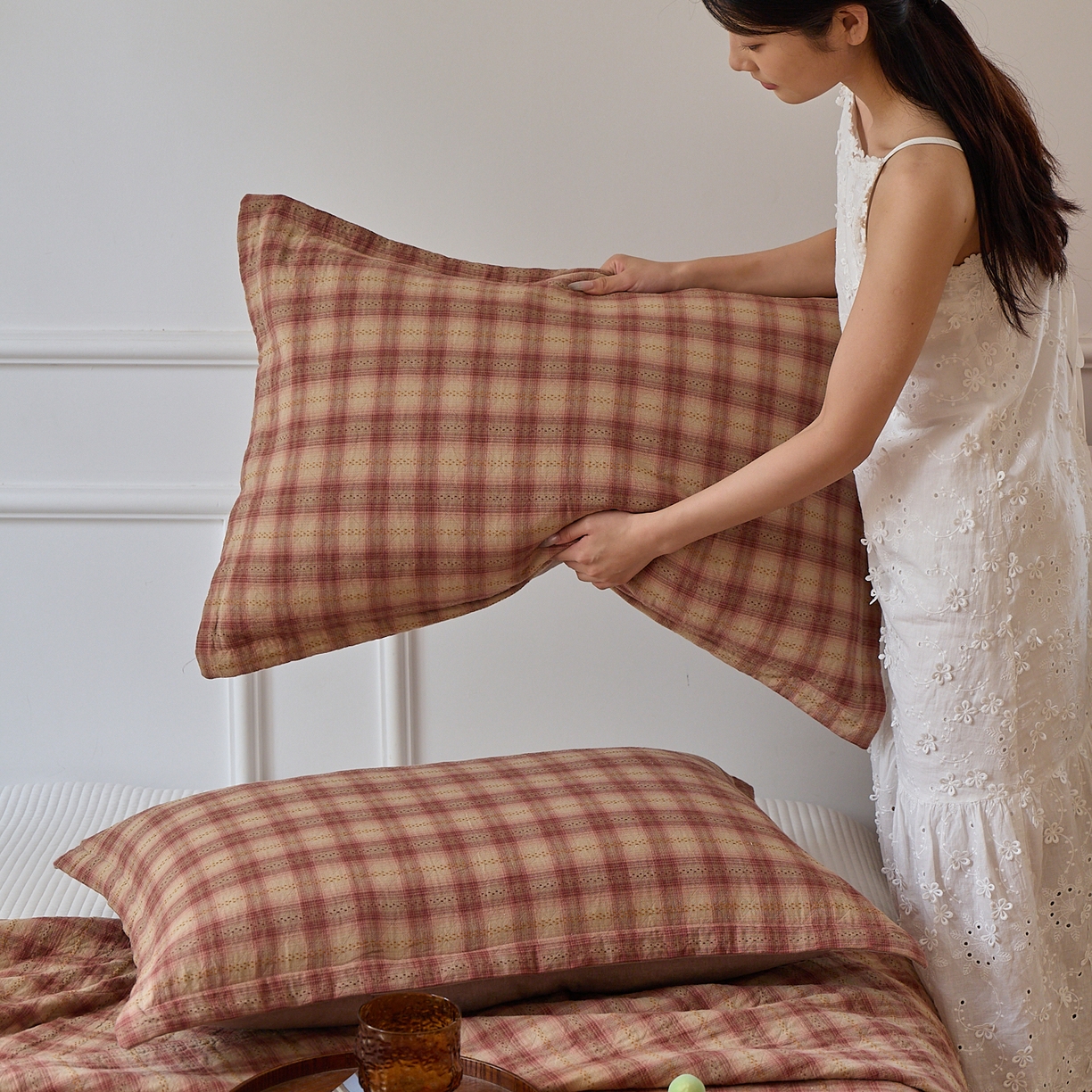 91家纺网 家纺一手货源 找家纺 沐瑟家纺 2025新款亲肤舒适色织提花纱布床盖三件套盖毯毯子-赫本系列 赫本-乌梅粉