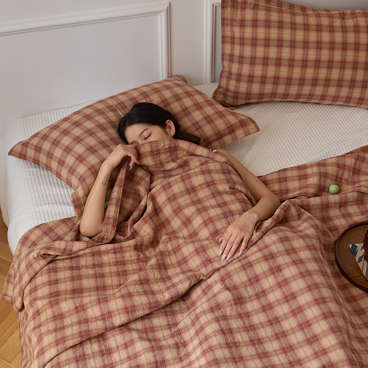 91家纺网 家纺一手货源 找家纺 沐瑟家纺 2025新款亲肤舒适色织提花纱布床盖三件套盖毯毯子-赫本系列 赫本-乌梅粉