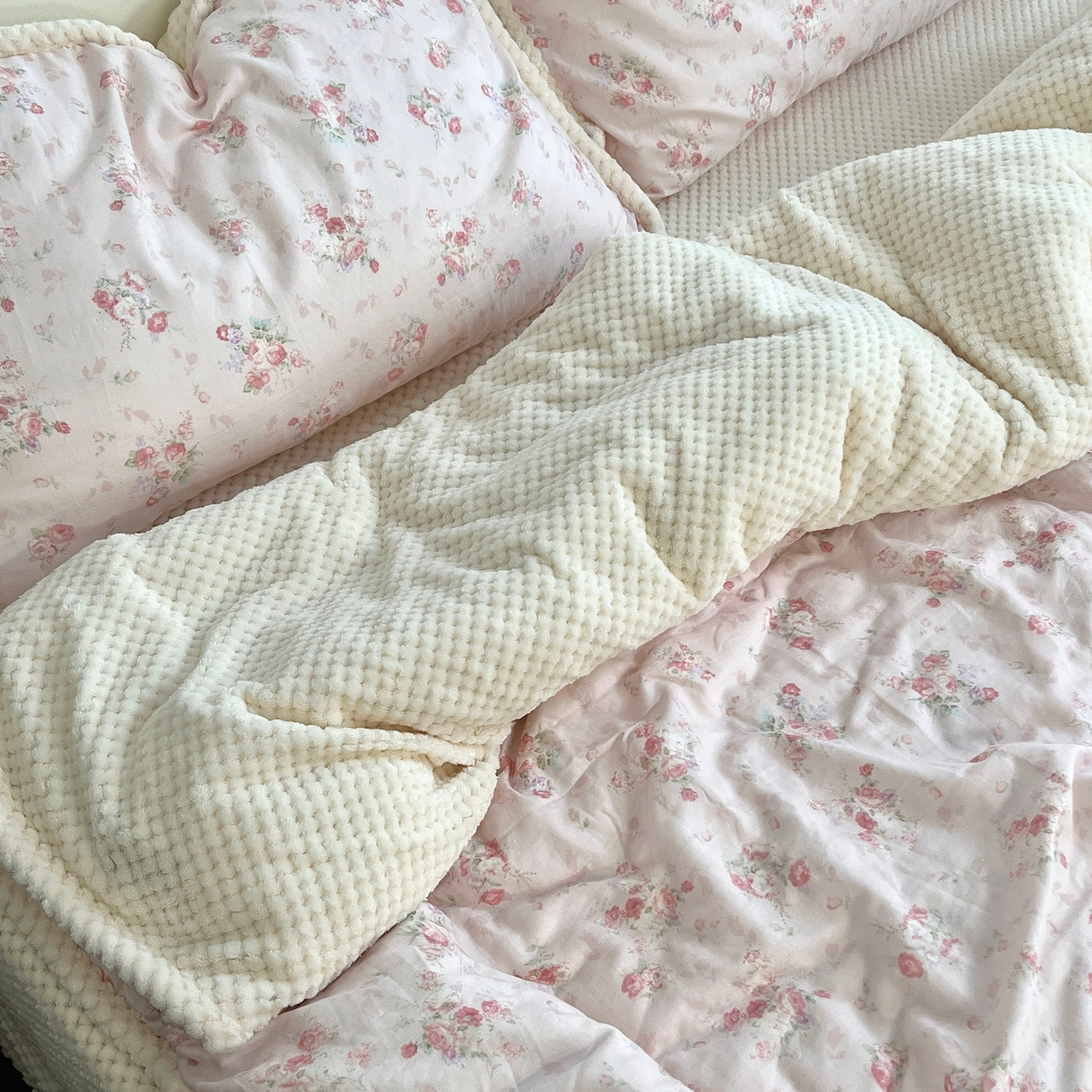 91家纺网 家纺一手货源 找家纺 （总）荣轩 2025秋冬必备新品棉加绒华夫格提花绒工艺款四件套（铺床版）