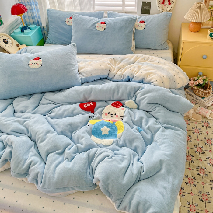 91家纺网 家纺一手货源 找家纺 一比一家纺 2025新款卡通毛巾绣牛奶绒四件套 KT蓝