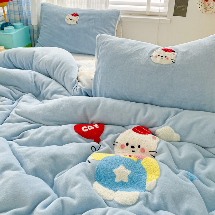 91家纺网 家纺一手货源 找家纺 一比一家纺 2025新款卡通毛巾绣牛奶绒四件套 KT蓝