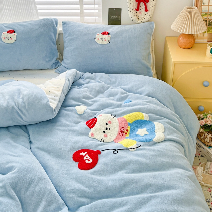 91家纺网 家纺一手货源 找家纺 一比一家纺 2025新款卡通毛巾绣牛奶绒四件套 KT蓝